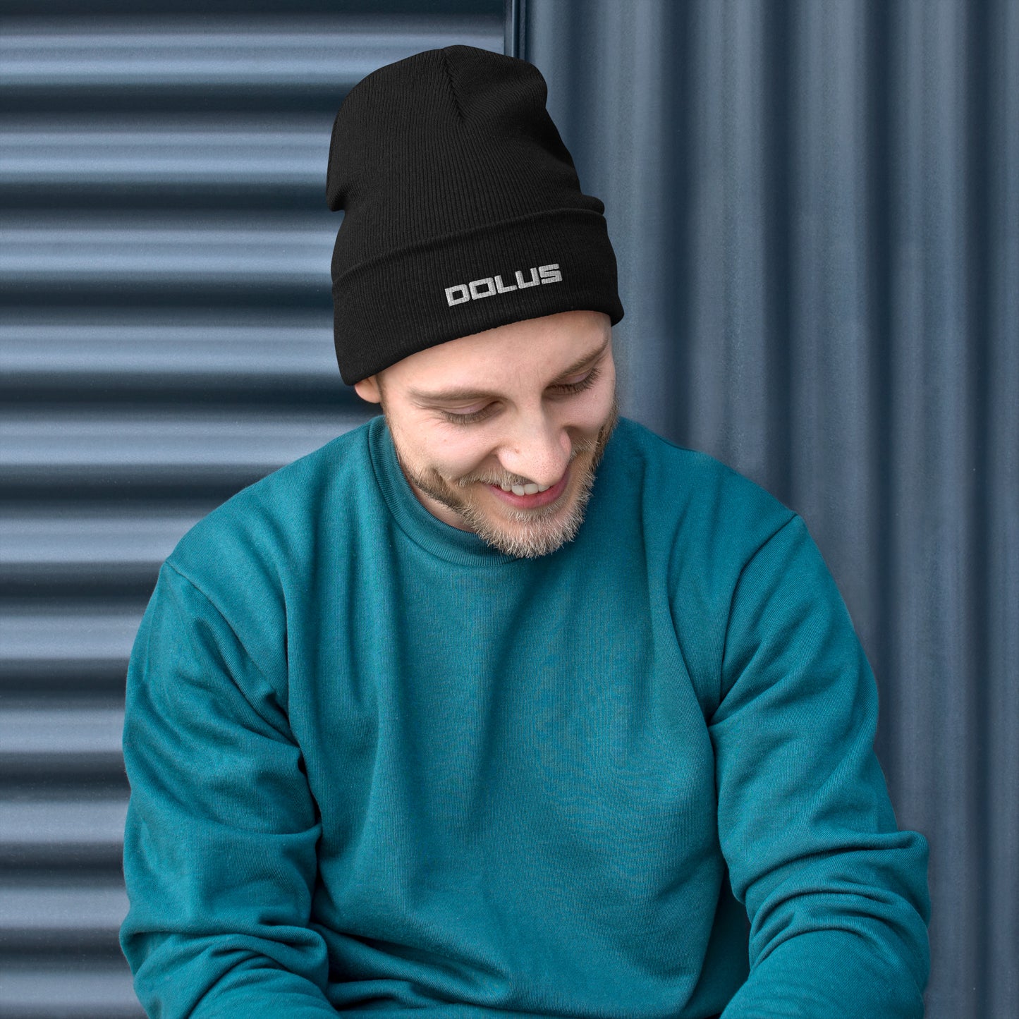 DOLUS bestickte Beanie - Kuschlige Wärme für jeden Raubzug