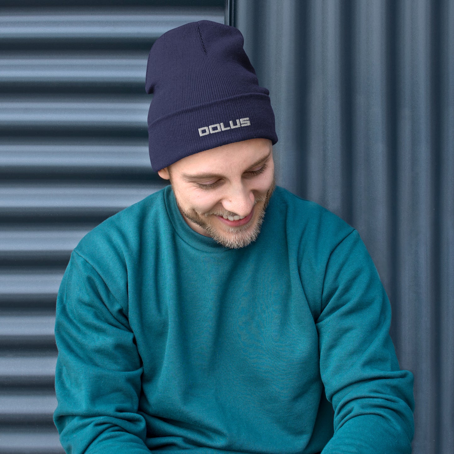 DOLUS bestickte Beanie - Kuschlige Wärme für jeden Raubzug