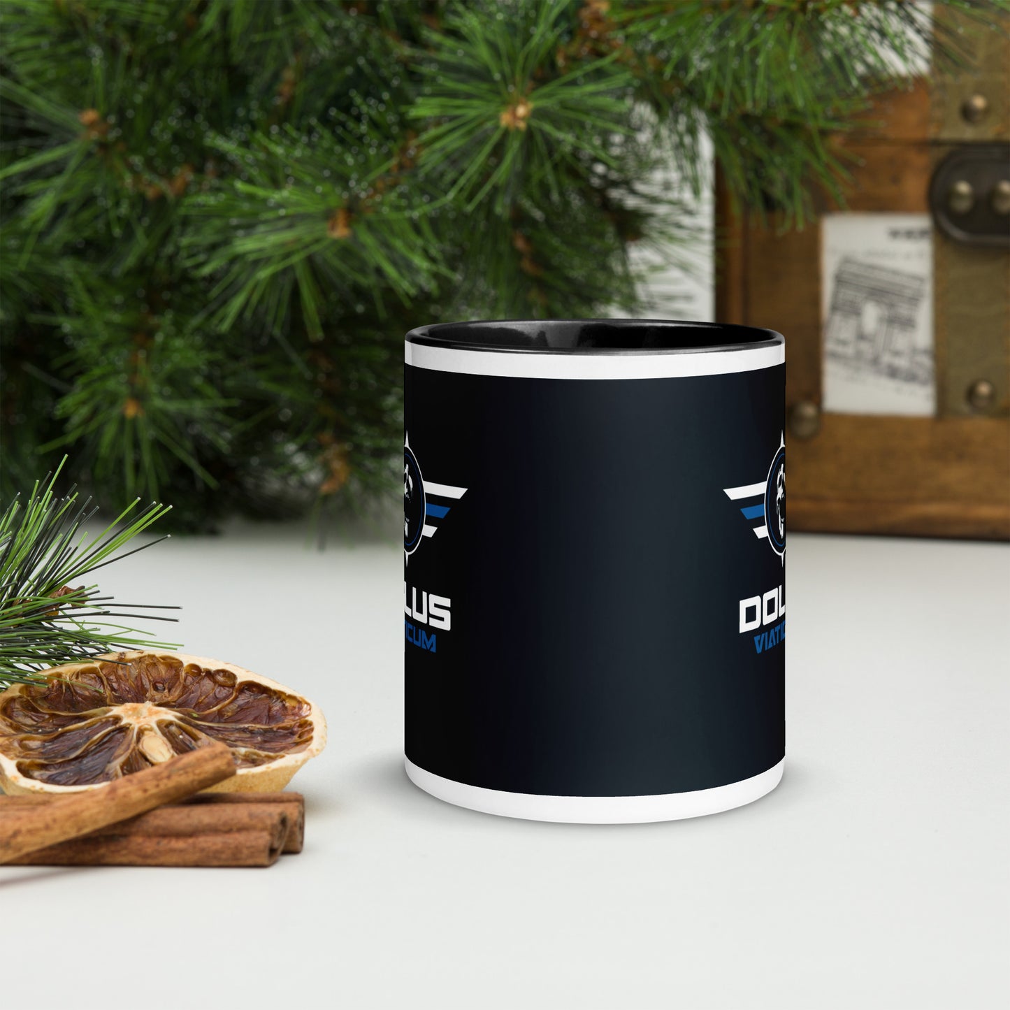 DOLUS VIATICUM Keramik-Tasse mit Logo in blau oder schwarz